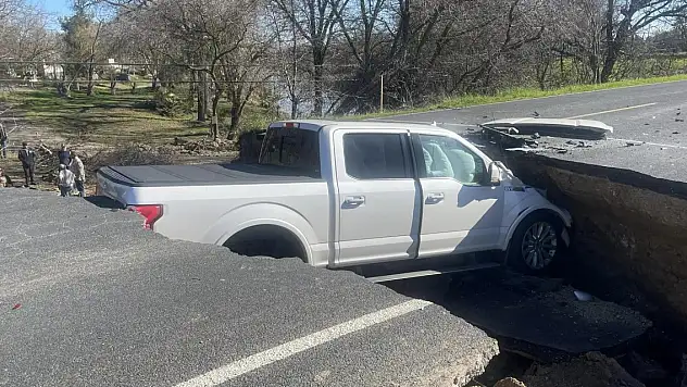 Araçlar, tüm uyarı ve trafik işaretlerine rağmen çöken yola düşünce, yetkililer isyan etti