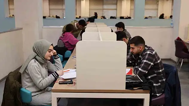 Şems-i Sivasi  Kütüphanesi ziyaretçi akınına uğradı