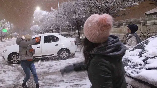 Elazığ'da yoğun kar yağışı etkili oldu, vatandaş doyasıya eğlendi