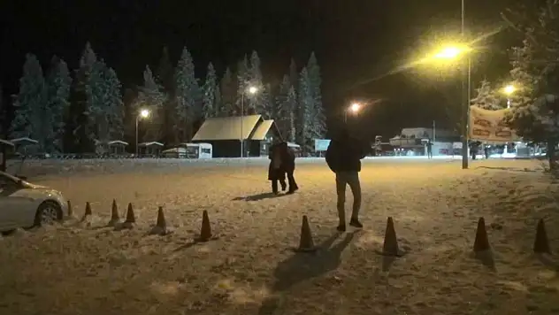 Yağan karı fırsat bilenler soluğu Ilgaz Dağı'nda aldı