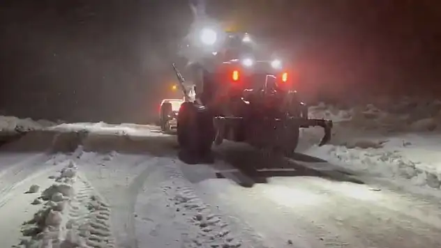 Diyarbakır'da karda kapanan yolda mahsur kalanlar kurtarıldı