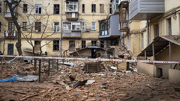 Ukrayna'da füzenin apartmana isabet etmesi sonucu 3 kişi öldü, 8 kişi yaralandı