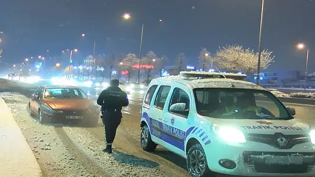 Ankara'da kar yağışı etkisini artırdı