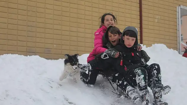 Bayburt'ta çocukların kar eğlencesi