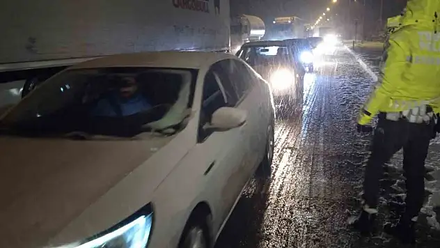 Kar yağışı ulaşımda olumsuzlara neden oldu