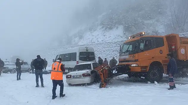 Adana'da kar yağışı... Kozan-Feke yolunda ulaşım aksadı