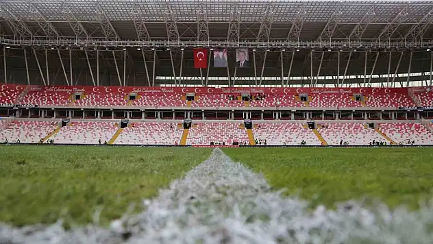 Özel örtüyle korunmuştu! Sivasspor-Beşiktaş maçı öncesi zeminin son durumu