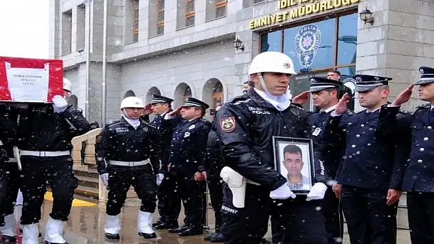 Polis memuru trafik kazasında hayatını kaybetti