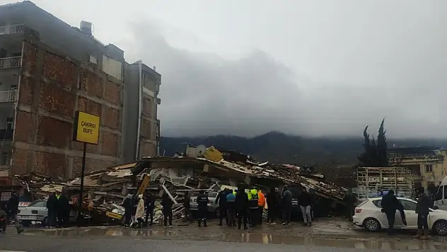 Hatay'da depremin yıkımı gün ağarınca ortaya çıktı