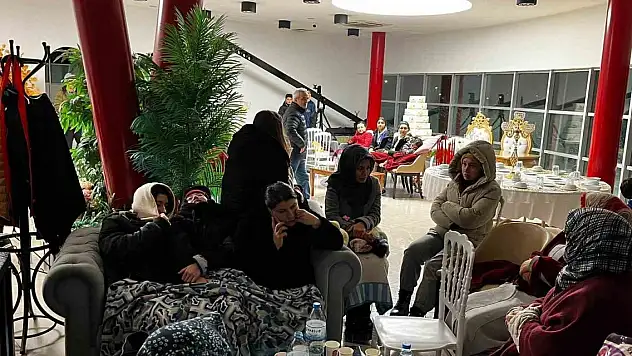 Tüm salonları ve tesisleri vatandaşlar için açtı