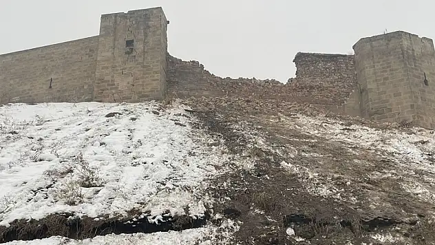 Depremde tarihi Gaziantep Kalesi de hasar gördü