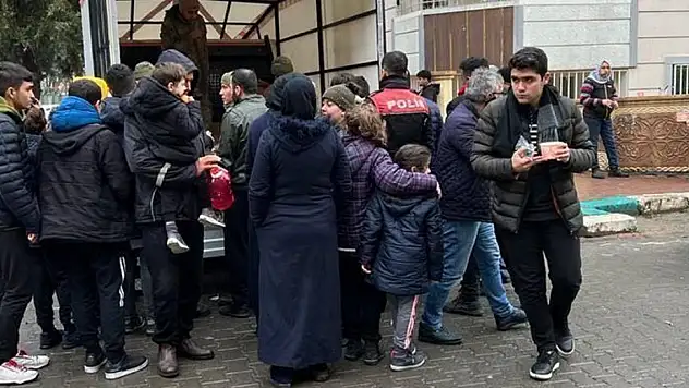 Mehmetçikten deprem bölgesindeki vatandaşlara sıcak yemek desteği