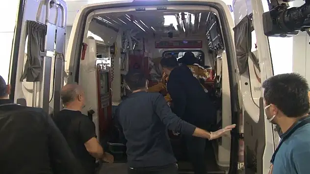 Depremde yaralanan 4 kişi, ambulans uçakla Ankara'ya getirildi