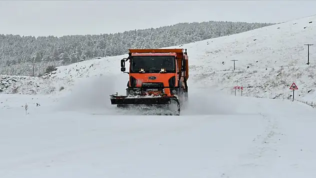 Karayolları ekiplerinde yolları trafiğe açmak için yoğun mesai