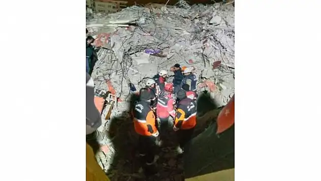 42 saat sonra enkazdan 2 kişi sağ olarak kurtarıldı