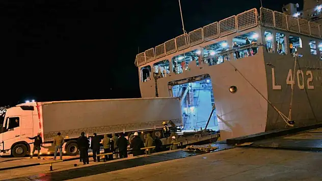 Tıbbi malzemeler askeri gemi ile gönderildi