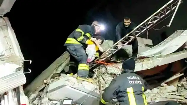 Masal bebek enkaz altından 44 saat sonra sağ çıkarıldı