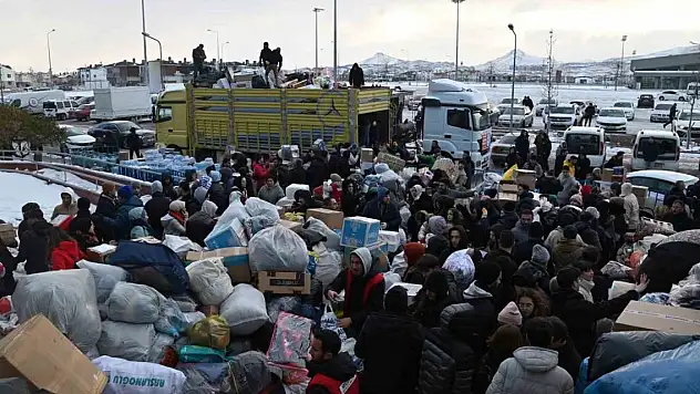 Selçuklu'dan Hatay'a 52 tır yardım malzemesi gönderildi