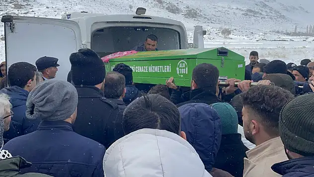 Hatay'da enkaz altında kalan anne ve 3 çocuğu, Niğde'de toprağa verildi