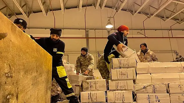 Sanayi Teknoloji Bakanlığı 250 adet duvar kırıcı iş makinesini deprem bölgesine gönderdi