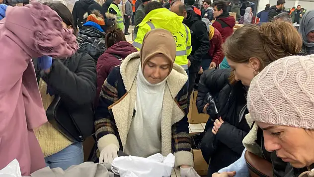 Depremden kurtulan Hatice öğretmen, yardıma koştu