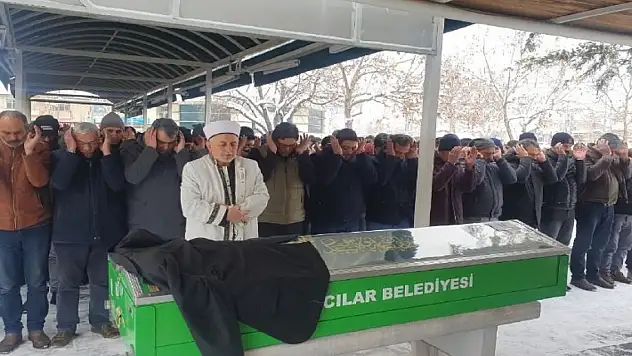 Depremde hayatını kaybedenler toprağa veriliyor