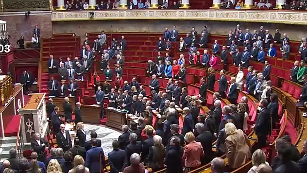 Fransa parlamentosundan 1 dakikalık saygı duruşu