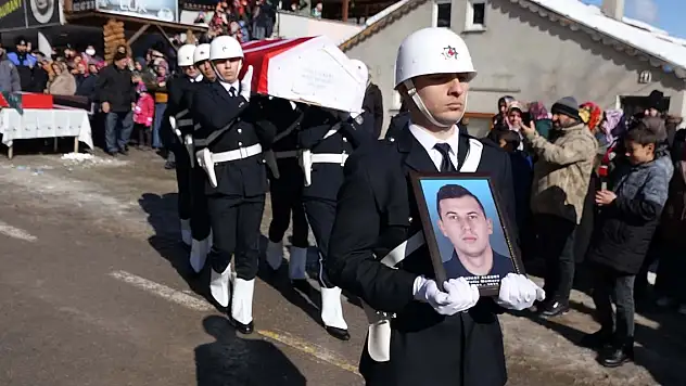 Depremde ölen polis memuru ve 2 yaşındaki kızı toprağa verildi