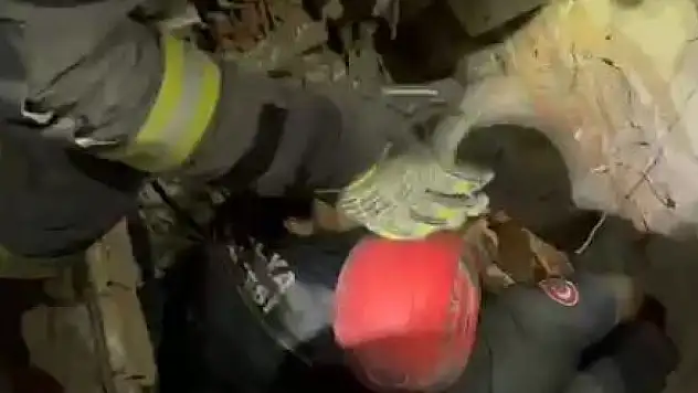 99 ve 101'inci saatlerde Maraş'ta iki kız kardeşi enkazdan canlı çıkarıldı