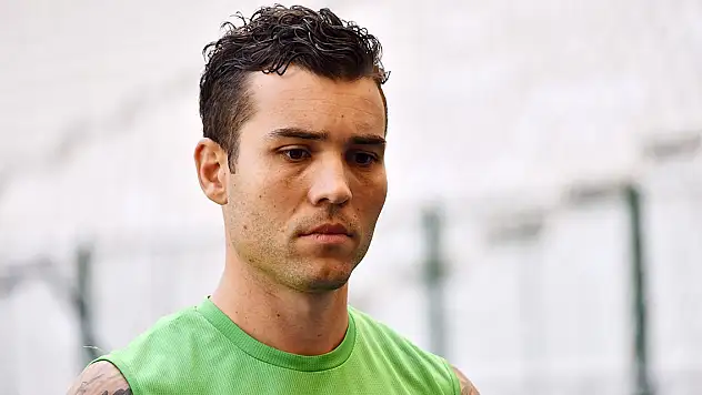 Konyasporlu Guilherme formasını bağışladı