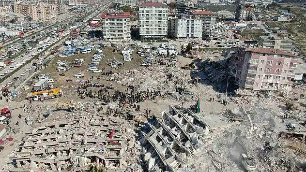 Yerle bir olan Hatay'da arama kurtarma çalışmaları havadan görüntülendi