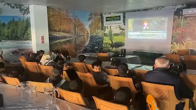 Depremzede çocuklara çizgi film izletildi