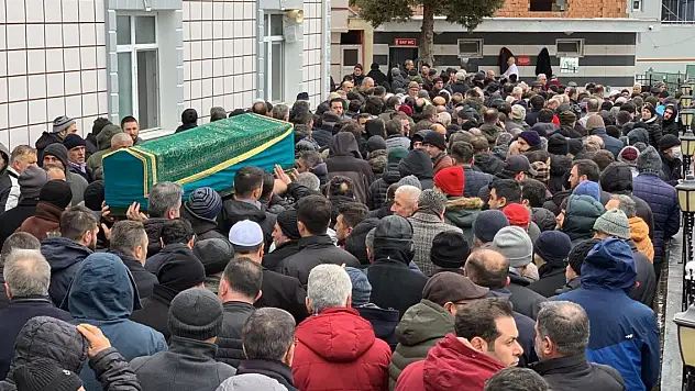 Depremde eşi ve 2 çocuğuyla yaşamını yitiren öğretmen toprağa verildi