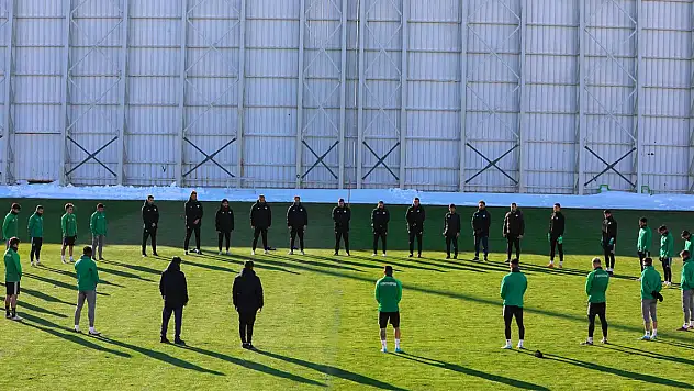 Konyasporlu futbolculardan saygı duruşu