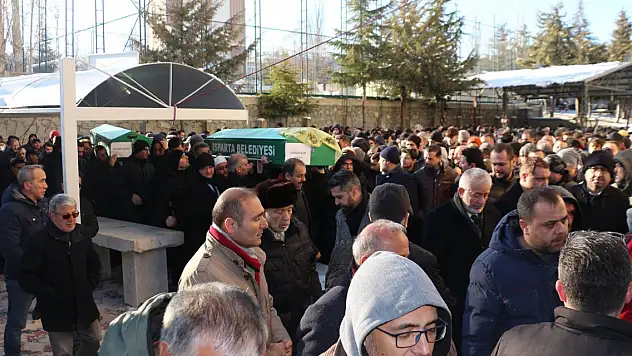 Depremde hayatını kaybeden 5 kişilik aile son yolculuklarına uğurlandı