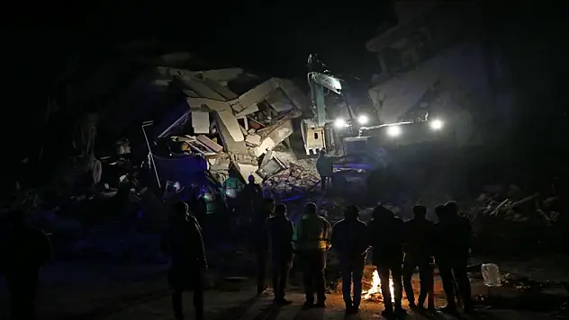 57 yaşındaki Tülin teyze 15 metrelik enkazdan 116 saat sonra çıkarıldı