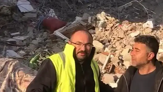 Enkazdan bulduğu 500 bin TL'lik altın dolu çantayı sahibine teslim etti