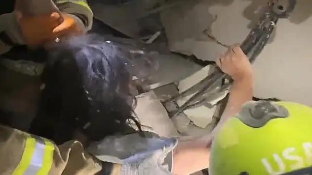 Macar ekibi, Rönesans Rezidansı enkazından 12 kişiyi kurtardı