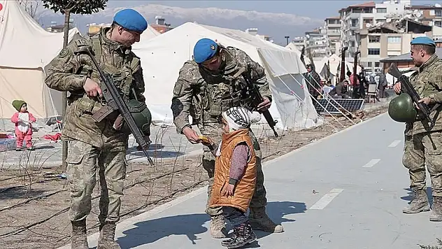 Mehmetçik, deprem bölgesindeki emniyet ve asayiş için devriye faaliyetini sürdürüyor