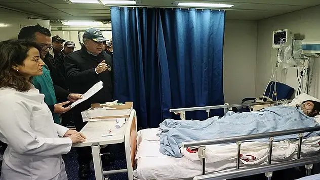 Milli Savunma Bakanı Akar dev yüzer hastanelerde inceleme yaptı