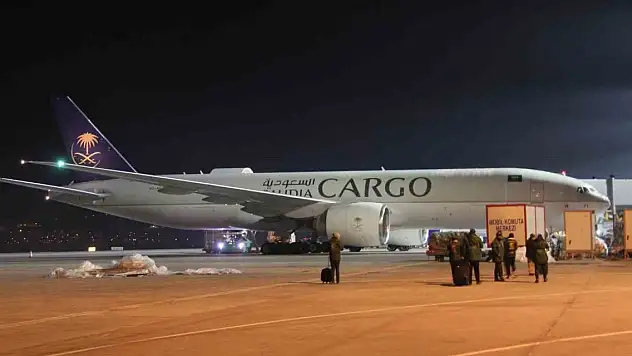 Suudi Arabistan'dan deprem bölgesine 7 uçak dolusu yardım