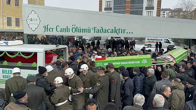Ebrar Sitesi'nin enkazından çıkarılan Uzman Çavuş Yaman, eşi ve iki çocuğu toprağa verildi