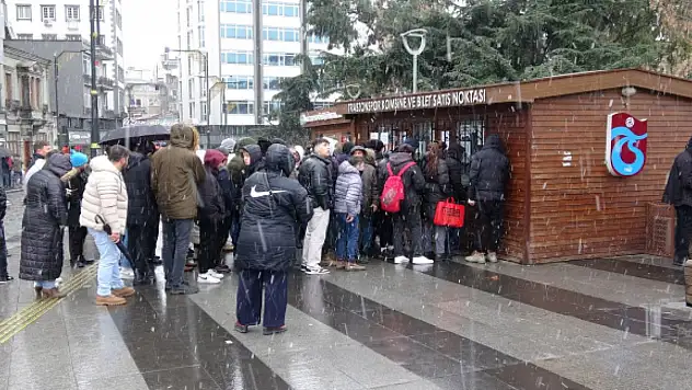 Trabzonsporlular, depremzedeler için gişelere koştu