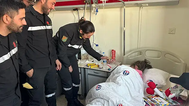 İspanyol ekip enkazdan çıkardıkları depremzedeleri ziyaret etti