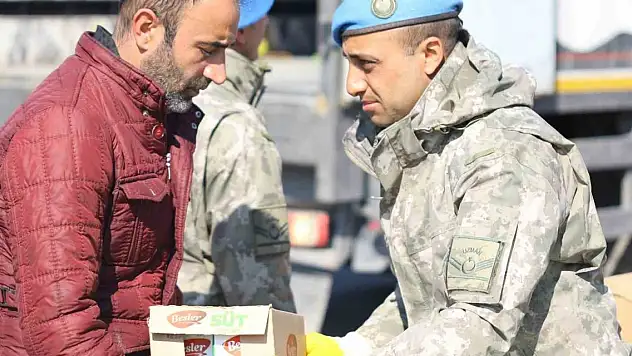 Depremin yaralarını Mehmetçik sarıyor