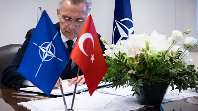 Stoltenberg, NATO'daki Türkiye Temsilciliği'nde taziye defterini imzaladı