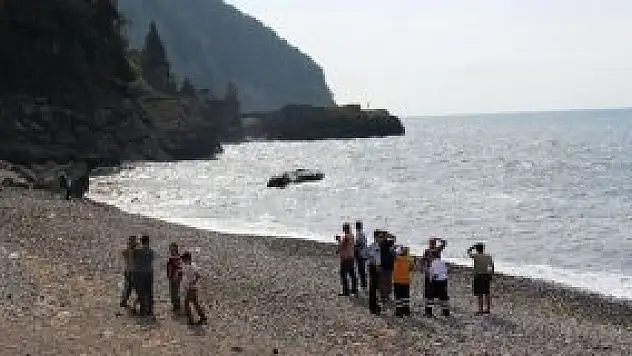 Kayalıklarda mahsur kalan aile kurtarılmayı bekliyor