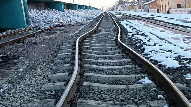 Deprem tren raylarını büktü