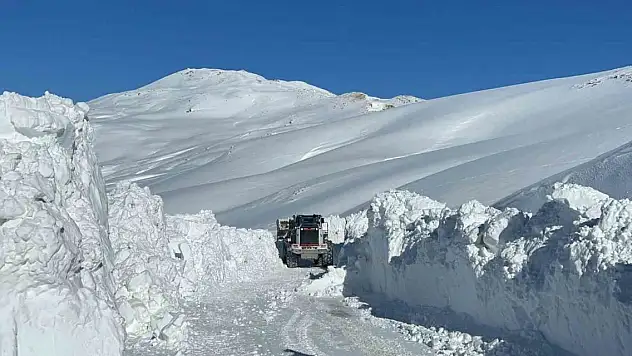 Hakkari'de yer yer 3 metreyi karda yol açma çalışması