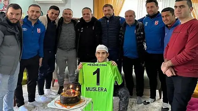 Muslera'dan Eren'e geçmiş olsun forması